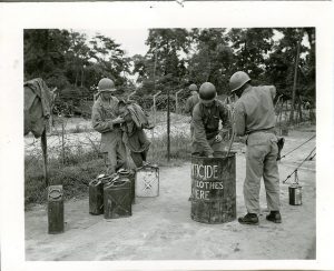 Fûts d'acaricides utilisés par l'armée