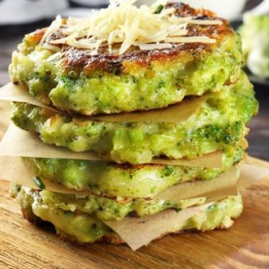 Tas de galettes de brocoli empilées