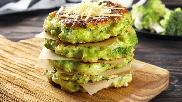 Tas de galettes de brocoli empilées